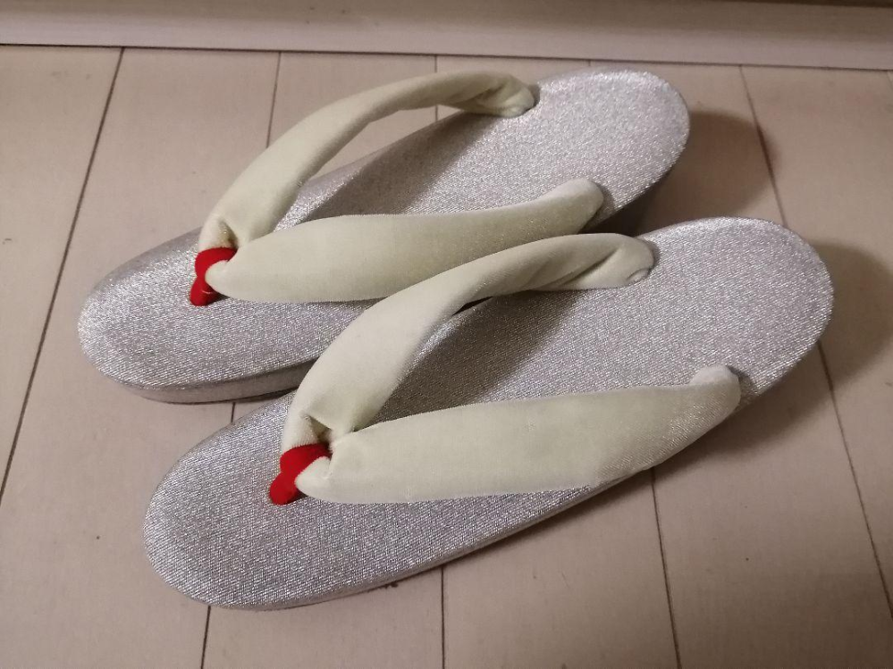 ネットで見つけた草履なのですが、このような草履は礼装向けではなく、どちらかといえばカジュアル向けでしょうか？ ベロア素材のようです。