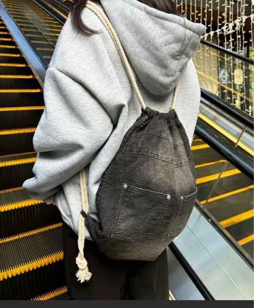 PRADA ボディバッグ ゴム紐付け根部分の不具合あり プラダのナイロンのショルダーバッグ、ベルトの部分が捩れちゃう