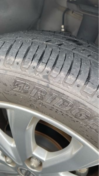 タイヤに詳しい方、教えて下さい。7年目になるタイヤに細かいヒビが 