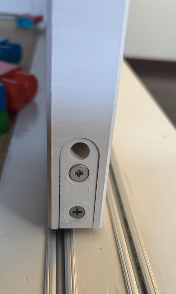 至急教えてほしいです。自宅のスライドドアの片側だけレールから外れて 
