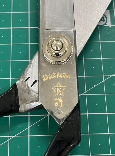 東鋏与三郎平三郎昨年、メルカリに入魂総火造御裁鋏与三郎作の箱書きで