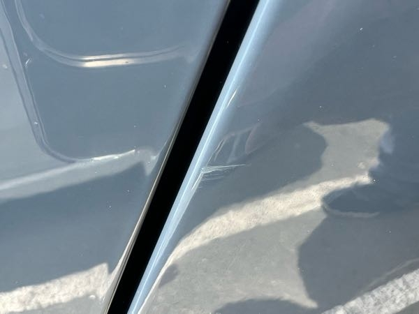 車に身に覚えのない傷が付いていました。場所は左後ろドアの後ろです 