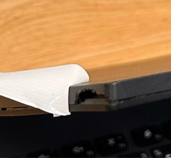 ノートパソコンのフレームの角がこの様に割れてしまいました、、。n