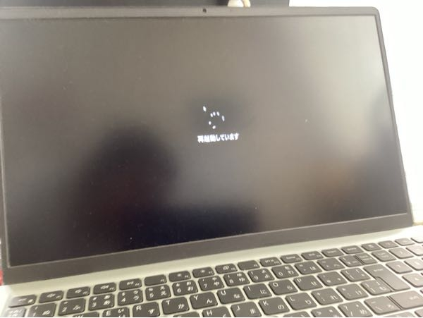 さっきからパソコンがこういった画面になる事を繰り返してるんですけど何が原因なんですか？