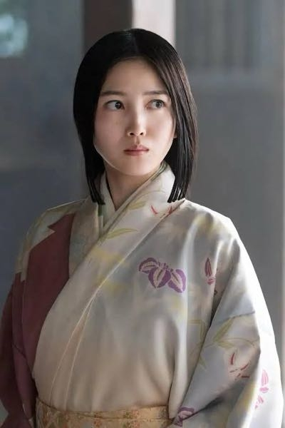 caban カシミヤ　パーカー　石原さとみ着用 ハミングフレアのCMで石原さとみ着用の白パーカーのブランドはどこ？