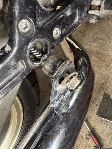 SR400のキックペダルについて。現在、純正のバックステップとキ
