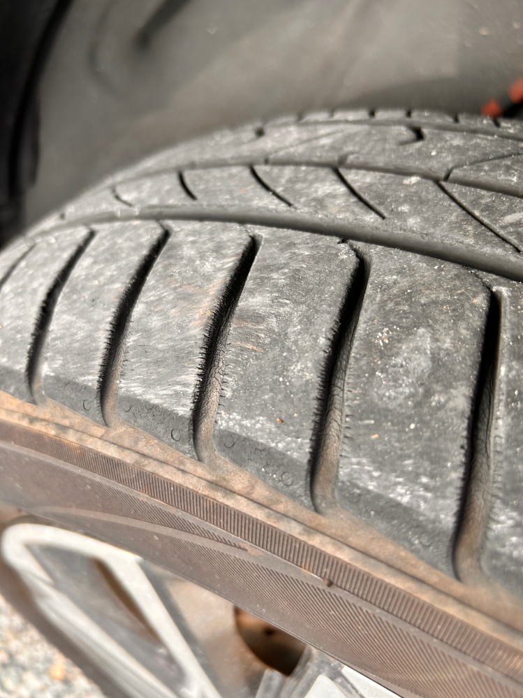 車のタイヤについて質問です。タイヤの溝にひび割れみたいになってま 