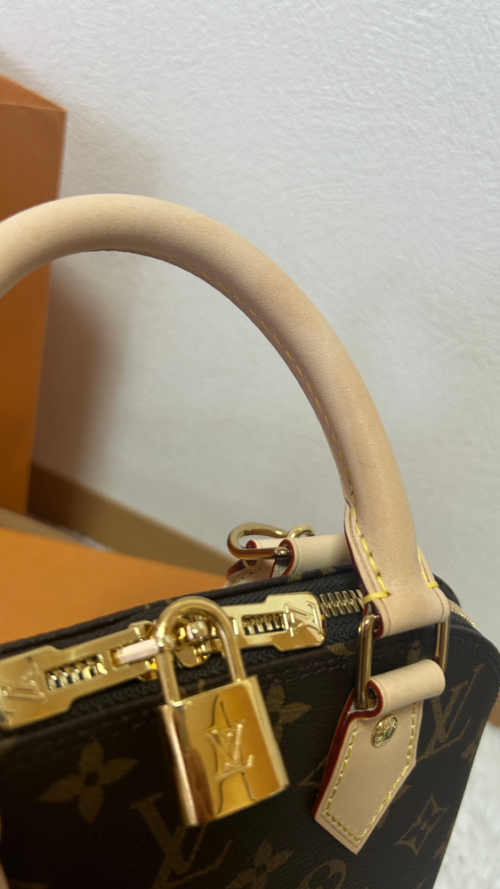 半年ほど前に買いました、次のバッグがほしいので売ります！ 使っていないハイブランドのバッグってさっさと売ってしまったほ