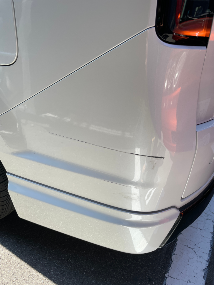 車の左横後ろにいつからかわからない傷があります…これはやはり内輪