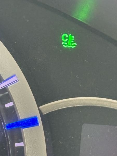 最近、車に乗るとcマークが表示されるのですが、
これは何を意味しているのでしょうか？
cだけでなく、hも表示される事がたまーにあります。 実は先月、信号で止まっていた時、青に変わったので車を動かそうとしたら、ピクリとも動かなくなってしまいました。ギアチェンジをしたりアクセルを踏んでも、ただエンジンがかかっているだけでの状態で、エンジンのスイッチを何回か押してようやくエンジンが切れ、再度エンジ...