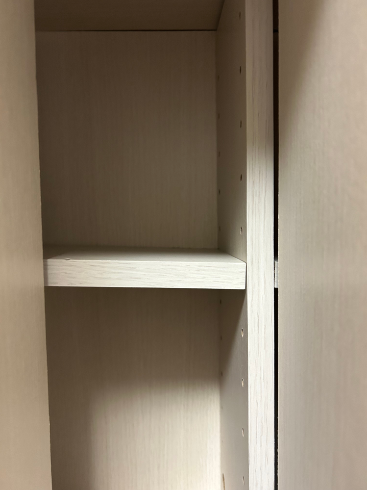 ニトリで買った本棚なのですが、写真のように、本を置く部分がななめ 