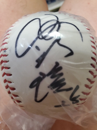 プロ野球選手 サイン 2点 このプロ野球選手のサインがどなたのものか判る方、教えて