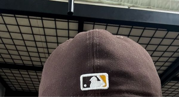 質問です キャップを被った時にこのようにボコボコして型崩れしているんですけどこれって治せますか？