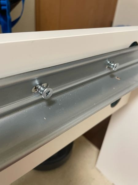 イケアで買った家具を組み立てようとしたところ、ネジが半分くらい入っ