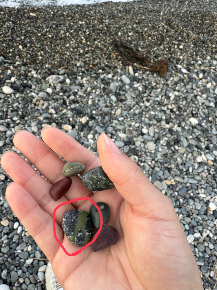 この石は糸魚川市で採った石です。この石は表面に結晶が散りばめられて
