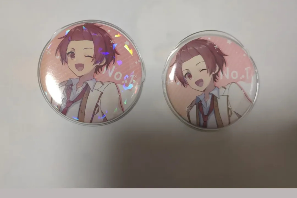 いれいすさんの缶バッジについて相談です写真の缶バッジは、りうらさん
