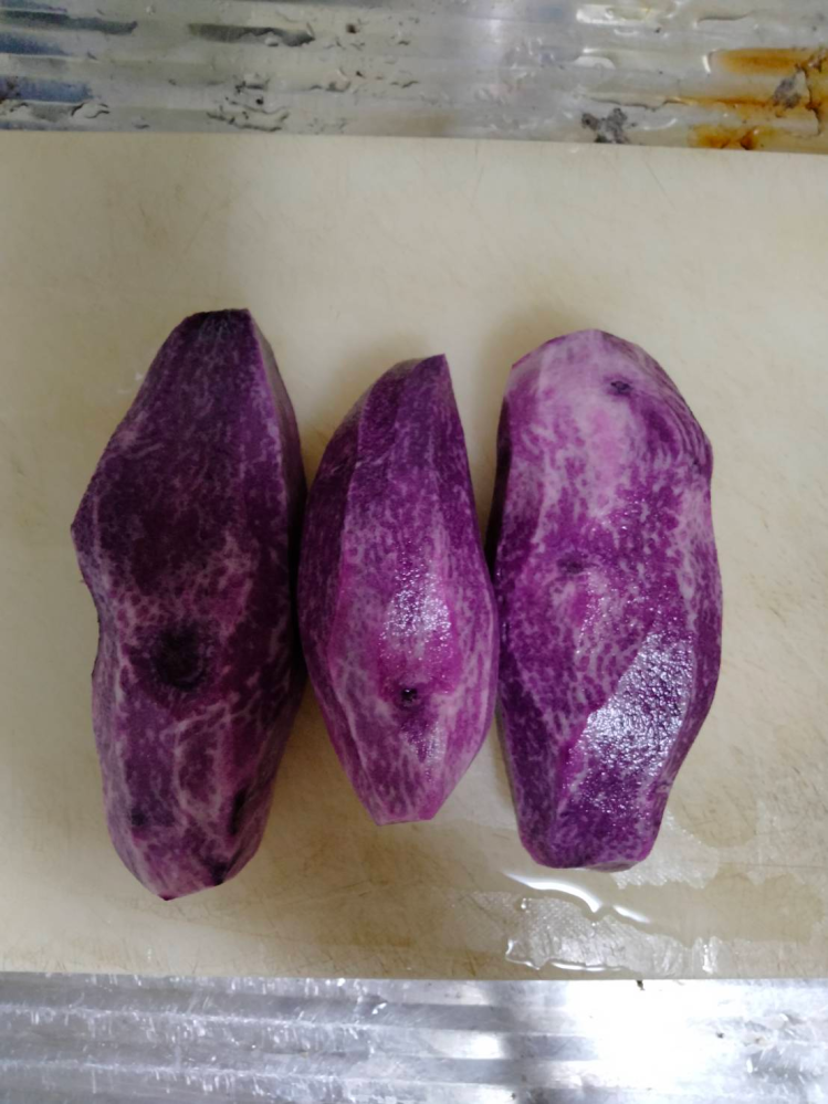 じゃがいもの皮を向いたら中がムラサキだったのですが、食べれるのでしょうか？ ソラニンという毒じゃないかと不安で捨てようか悩んでます。どうか教えてください。 写真も添付します。やばかったら即捨てますのでどうか教えてください。