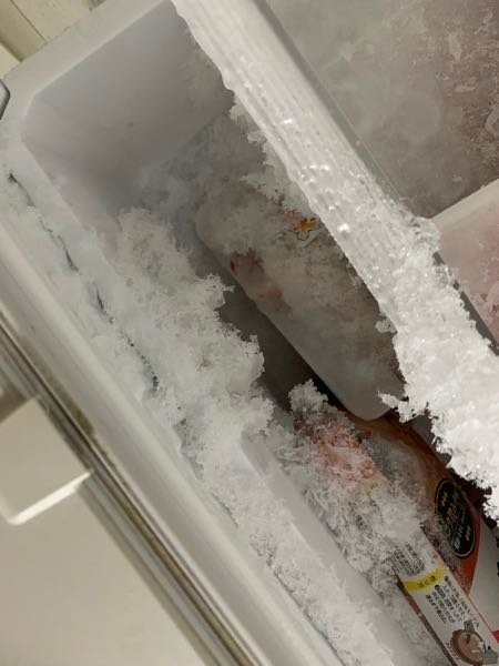 冷蔵庫に詳しい方へ質問です。突然冷凍庫に霜が付くようになりましたが 