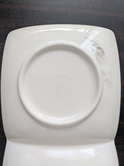 百均で買った食器に元々ついていた汚れがタワシや食器洗剤でガリガリやっても取れません。 黒くて指紋があります。 どうすれば取れるでしょうか。