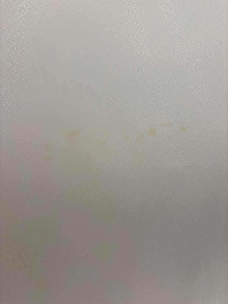 画像のサビの落とし方をご存知の方いらしたら教えて頂きたいです。 ニトリで購入したマグネットのバスルームラックを使用して2ヶ月が経ち、ふと外してみると画像のような黄色っぽいような茶色っぽいようなシミができておりました。 おそらくもらいサビだと思うのですが、 クエン酸パック・サンポールつけおき・ウルトラハードクリーナー（弱アルカリ性）で磨く・食器用洗剤（中性）で磨く、等しましたが取れませんでした、、、。 もし落とし方をご存知の方いらしたら、教えて頂きたいです。