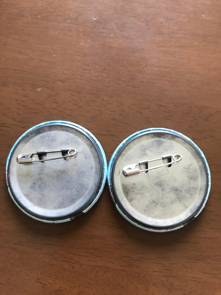 缶バッジの裏面に全体的に錆がみられます。ネットで検索したボンド