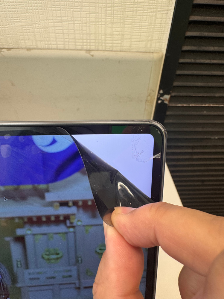 先日液晶テレビを買ったのですが、画面にシールの様なものが貼ってある