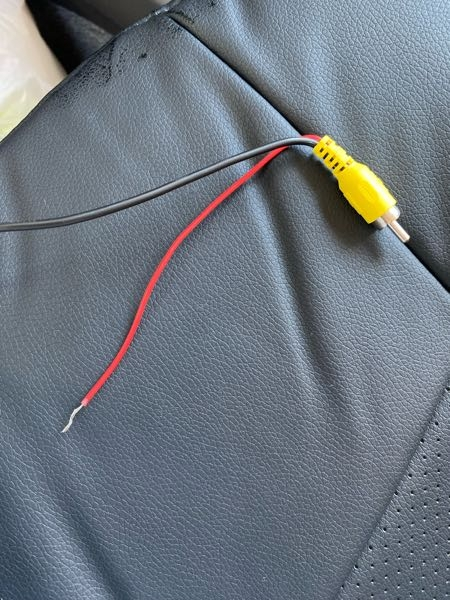 激安バックカメラを購入したのですが、この赤い線はどこに繋ぐのでし