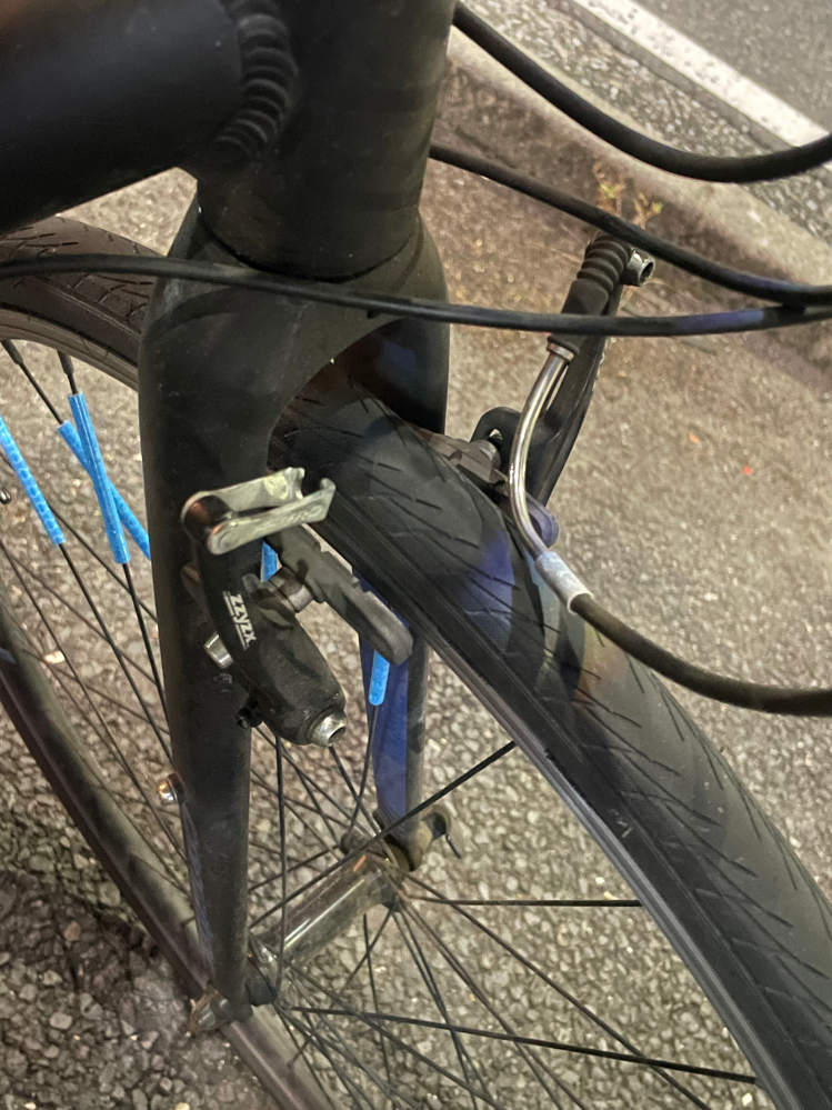 自転車のリアブレーキが走行中にこのように故障してしまったのですが、これはどういう状態でしょうか。 またどのような修理が必要でしょうか。