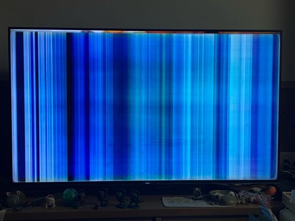 液晶テレビの修理について。テレビの画面が青くなってしまいました