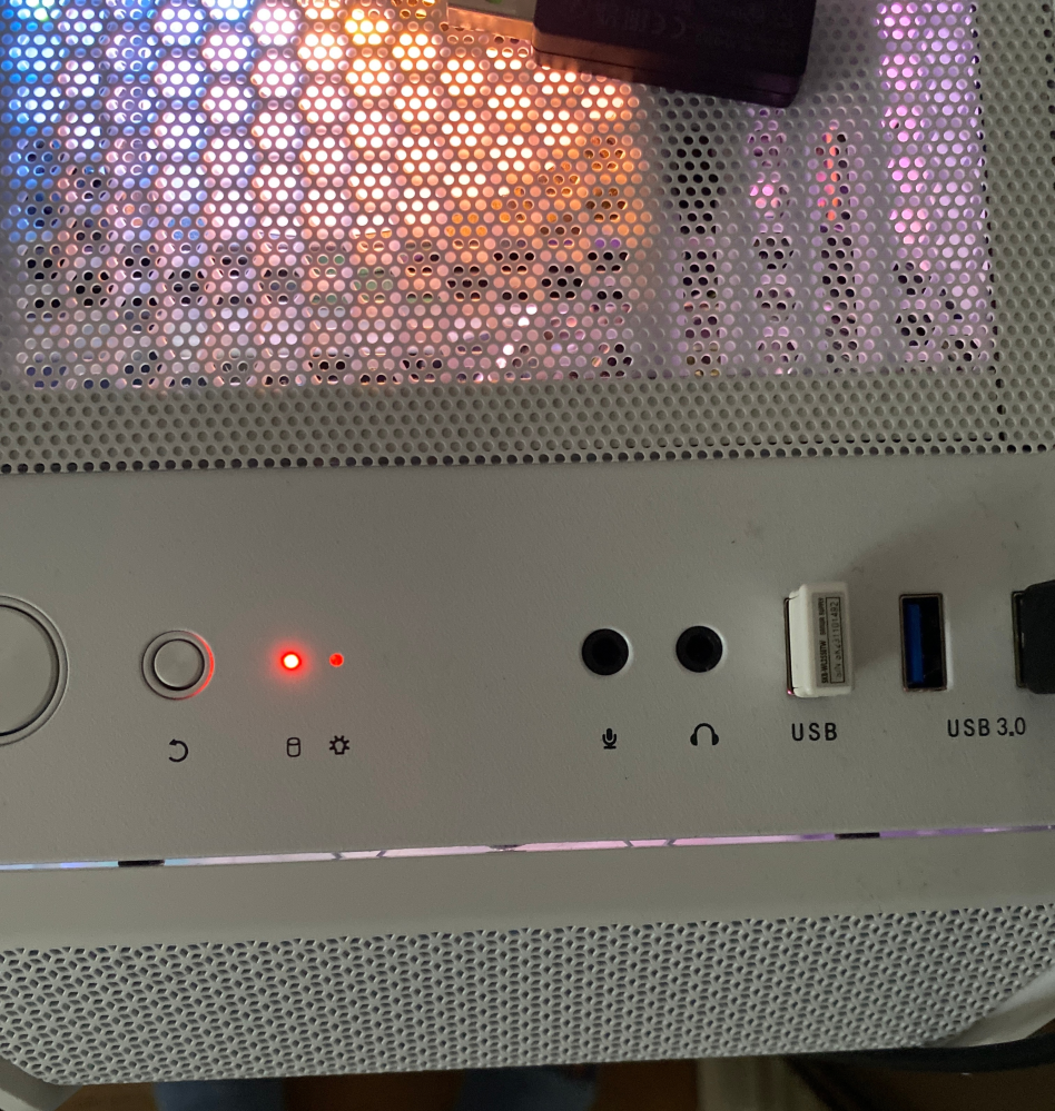 これはデスクトップPCのusbポートや電源ボタンがあるフロントパネルの