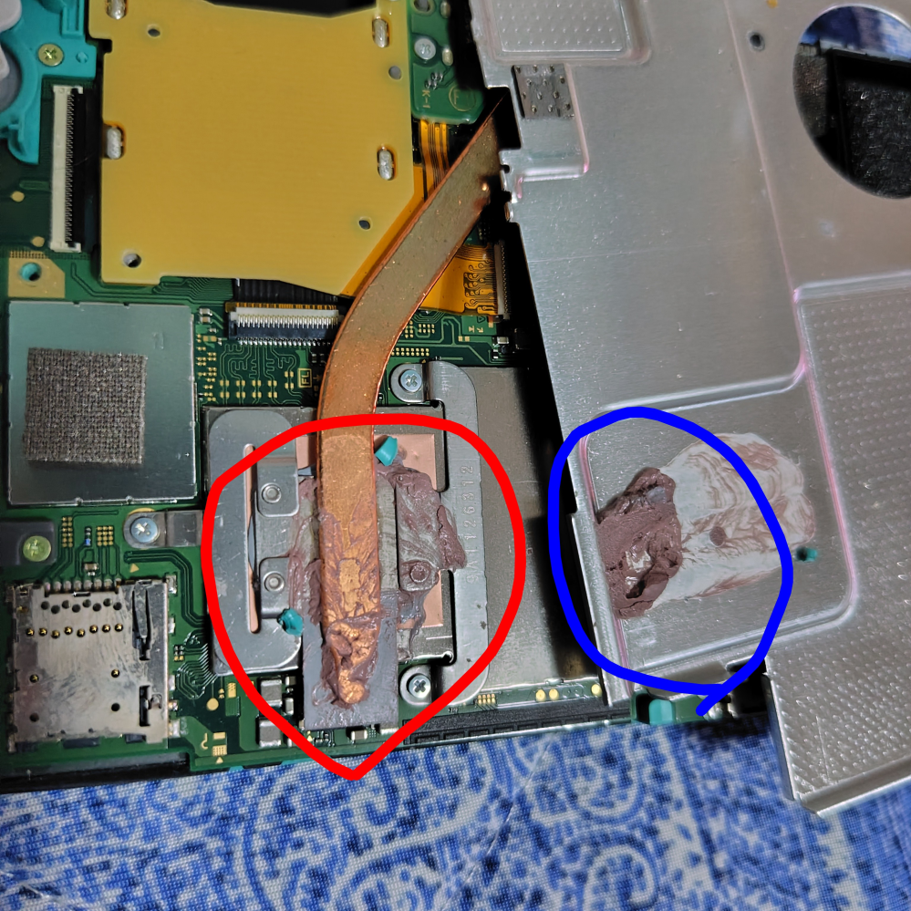 Switch Liteのスティック交換をするため中を開けたところ、汚れがたくさんありました。 このままでも問題なく動作するのですがせっかくなので綺麗にしようと思うのですが、赤い◯も青い◯も、綿棒に無水エタノールをつけてゴシゴシやっていいのでしょうか？