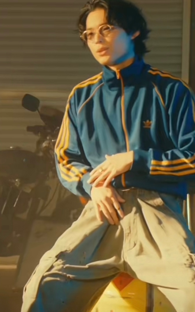 SixTONESの松村北斗さんが着用しているこのadidasのジ - Yahoo!知恵袋