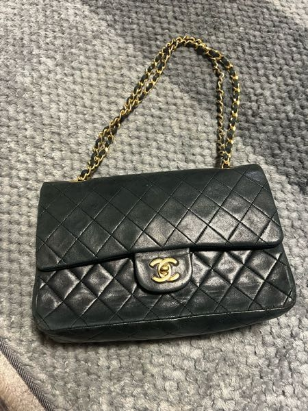 母からお下がりでこちらのCHANELのバッグを貰ったのですが、名 
