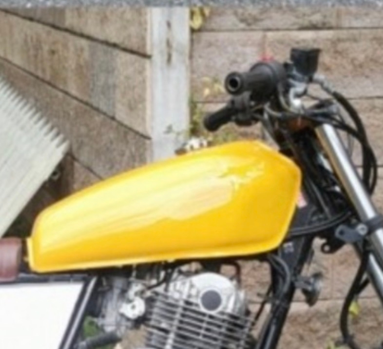 スズキのst250をカスタムしたく、タンクを探しています。この画像に似
