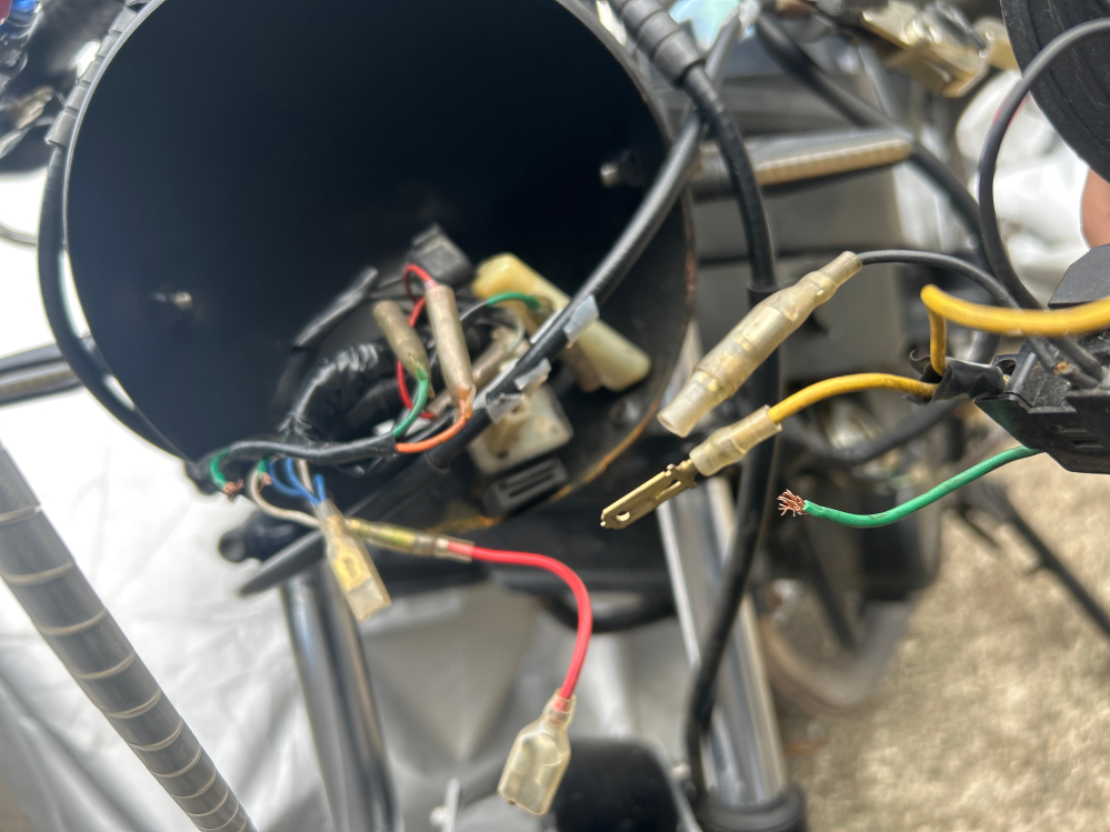 バイクのヘッドライトの配線について質問です。NS1を中古で購入し