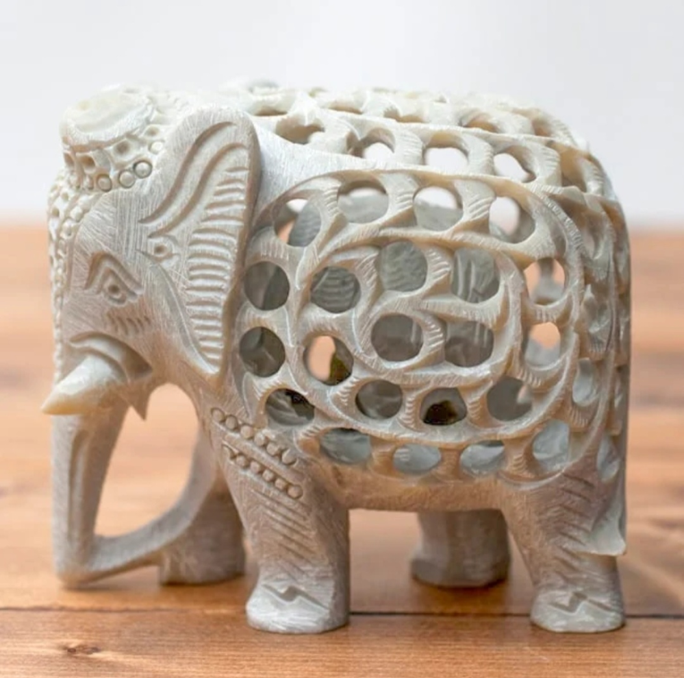 タイか中国出張時に購入した『像の中に像』の置物です。作り方がピンと