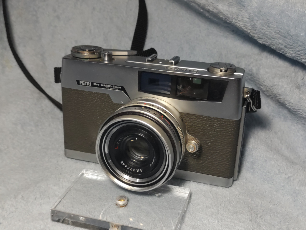 中古で購入したペトリのカメラの正体を知りたいです。35ミリフィルムを