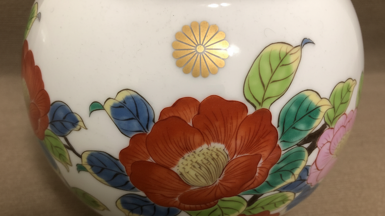 有田焼、花瓶、菊の門んが入っています。 菊のお紋が入った花瓶を持っているのですが、これは希少なものという