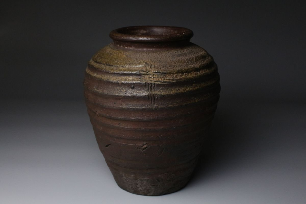 古美骨董】自然釉が芸術的に肩にだけ降った備前壺H21cmです。制作時代