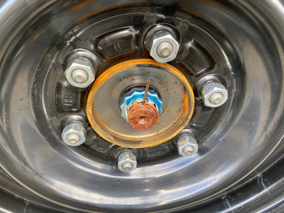 ハイエース200系　純正ホイール　サビあります。 ハイエースのサビについてハイエースの純正ホイー』 トヨタ の