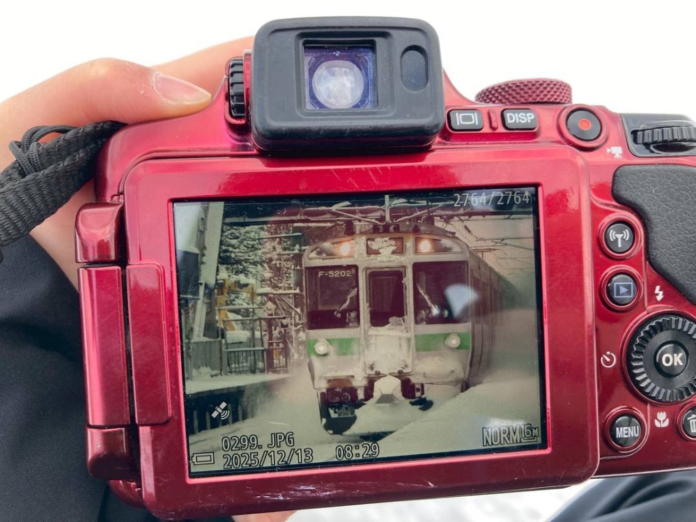 カメラに詳しい方に質問します。添付している画像のカメラの機種を教