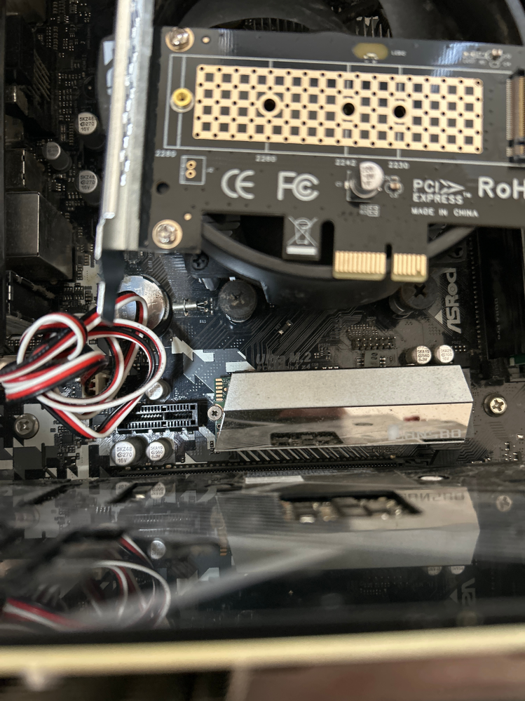 ASRockのa520m twのマザボでPCIe3.0×1のところにSSDを増設したいのですが、隣のSSDが邪魔で差せないです…その場合は延長ケーブルを使った方がいいのでしょうか。