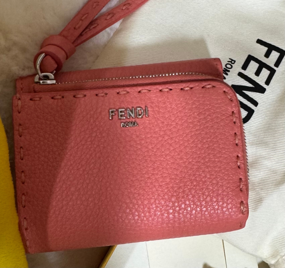 フェンディのお財布について質問です。昨日、プレゼントでいただいた 