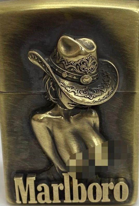ヤフオクで見かけたのですが、マルボロのジッポでこのようなデザイン