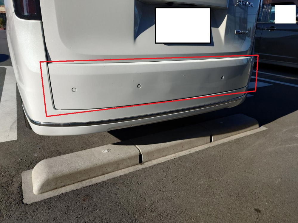 ステップワゴンRP8に乗っています。 リアゲートの下の部分（樹脂）の部分について、 日の当たり方によっては、凸凹が気になりました。 みなさんのステップワゴンは凸凹ありませんか？ 特にぶつけた記憶はありません。