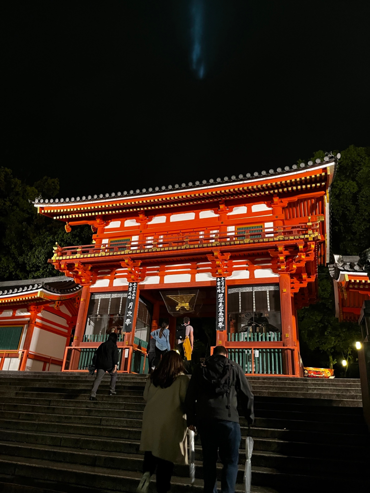 この写真について質問です。八坂神社の前で撮った写真なんですが、こ 