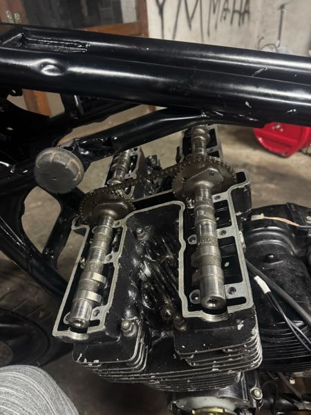 今xjr400のエンジンを組み立てているのですが。今カムシャフトのところ