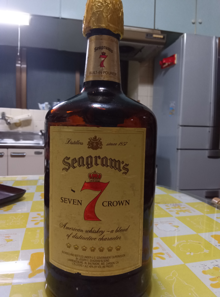 実家で見つけたウィスキー。未開封ですが2/3位に減ってます。相当