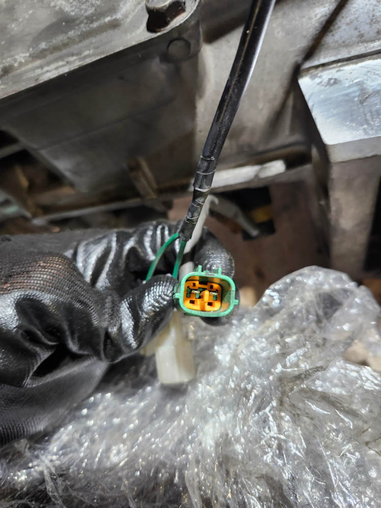 写真のコネクターの相手コネクターの種類って分かりますか？NB6Cロードスターの車速センサーのコネクターです。よろしくお願いします。