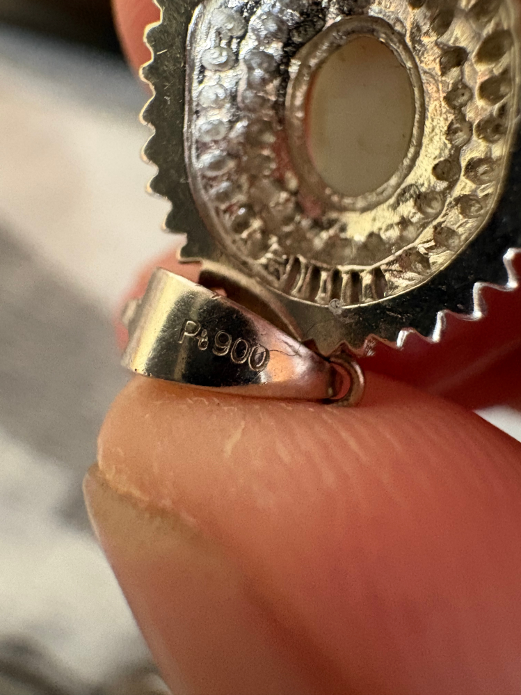 貴金属について質問です。先日祖母から昔つけていたプラチナの